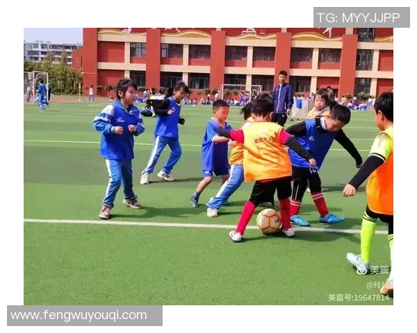 阳光灿烂的足球明星们用笑容传递快乐与激情